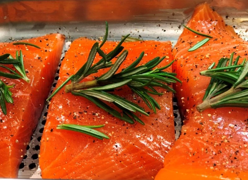 Smoked salmon fillets with herby lentils